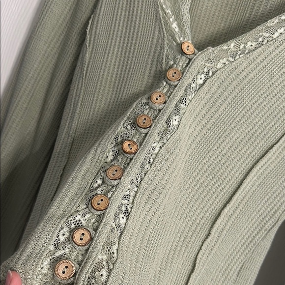 Gimmicks Green Ribbed Puff Sleeve Blouse - Picture 2 of 4